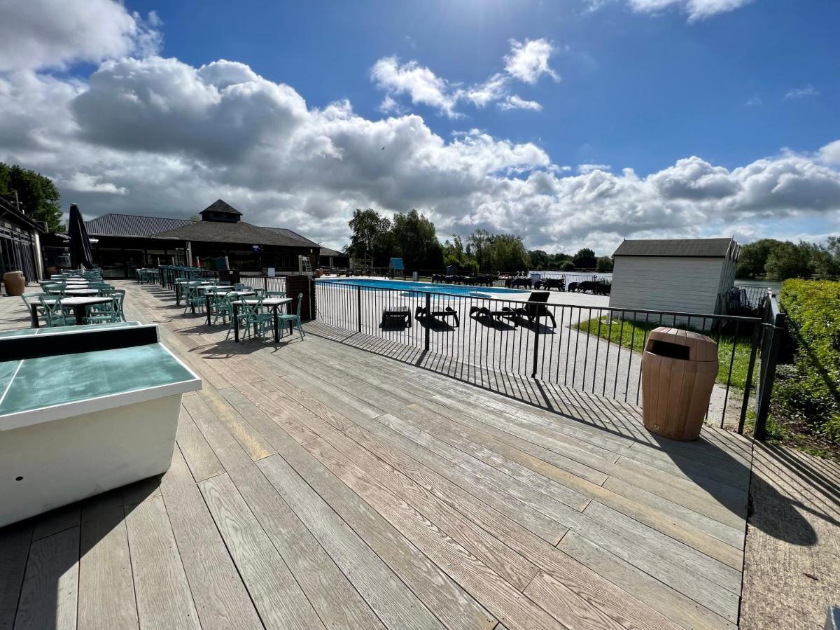 Mallard Corner, Cosy Cotswold Lakeview Lodge South Cerney Exterior foto