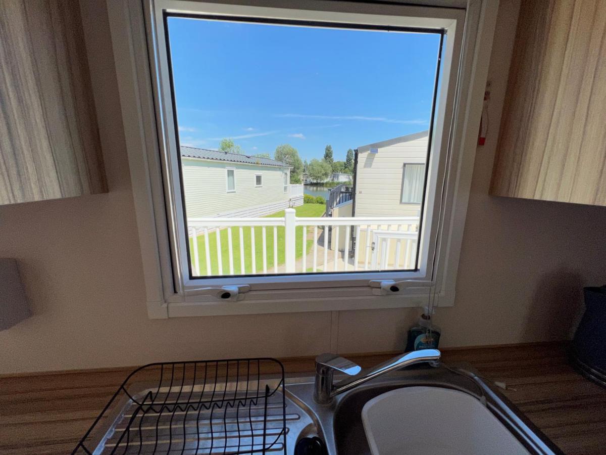 Mallard Corner, Cosy Cotswold Lakeview Lodge South Cerney Exterior foto